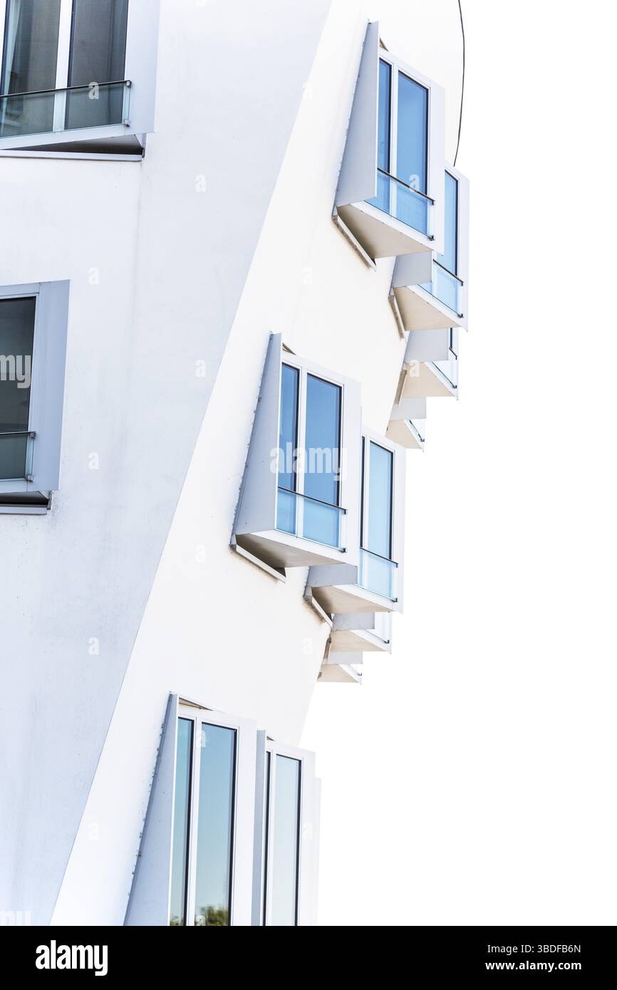 Partie d'une maison moderne isolée sur blanc Banque D'Images
