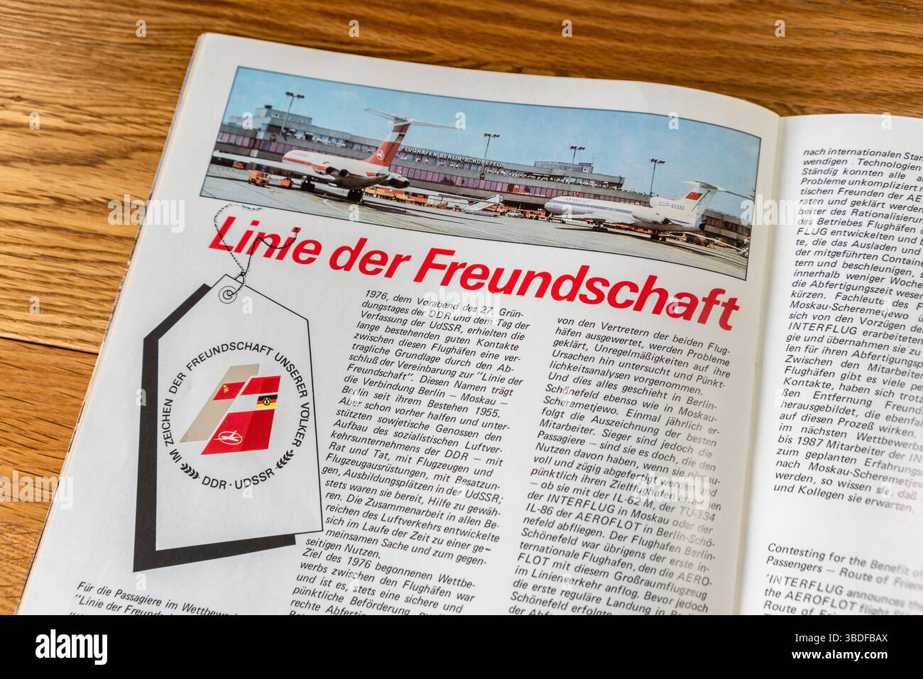 La GDR est-allemande INTERFLUG dans la page du magazine de vol 'Linie der Freundschaft' représentant un avion Interflug à côté d'un avion Aeroflot, 1987 Banque D'Images