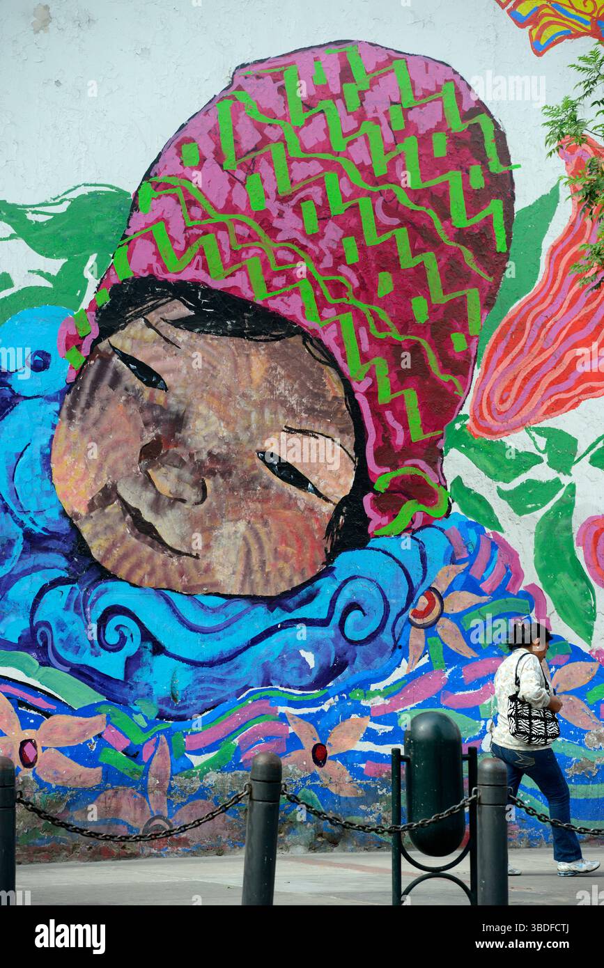 Une murale de femme marchant à Lima, Pérou, Amérique du Sud Banque D'Images