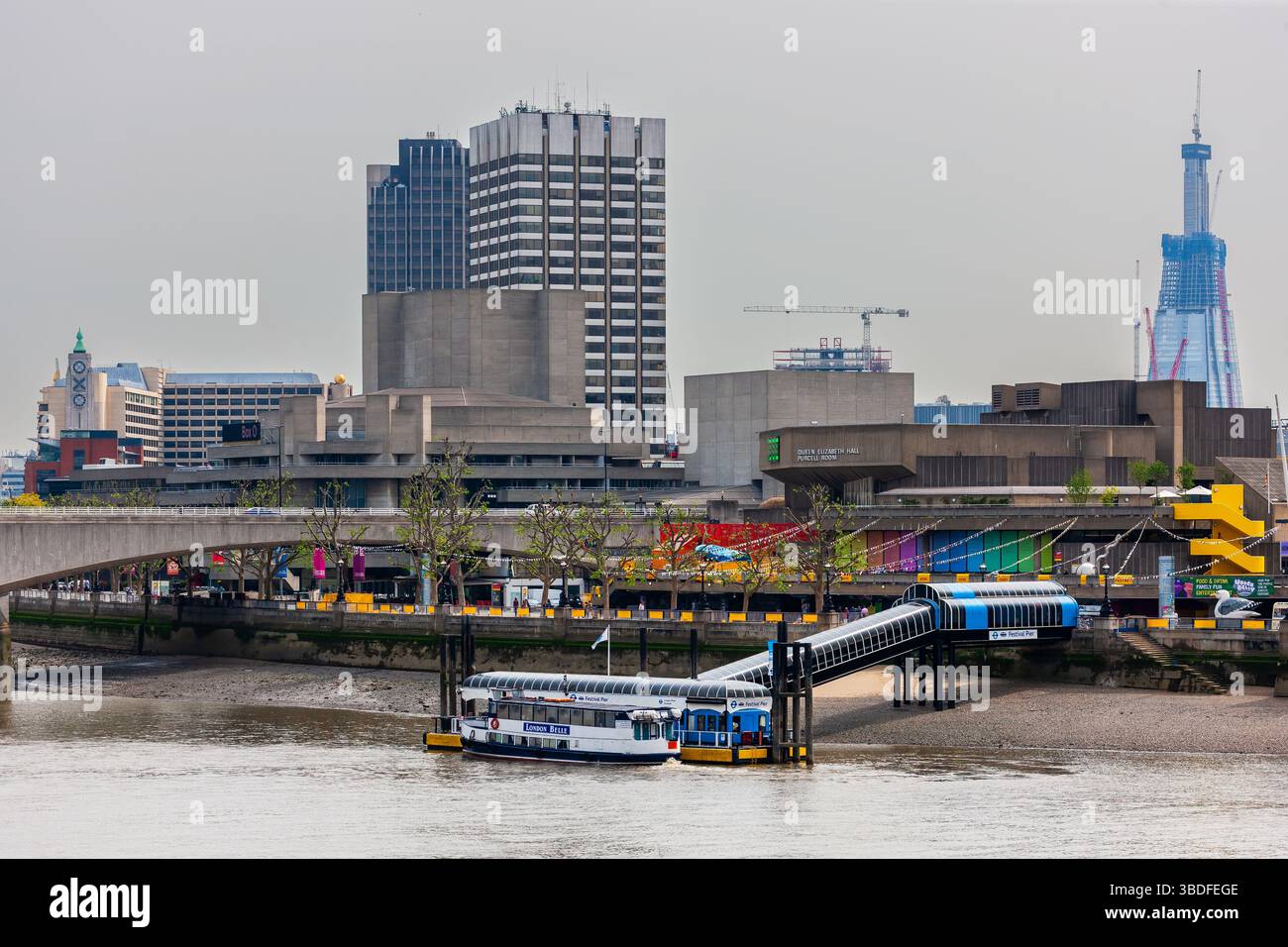 Londres, Royaume-Uni - 7 mai 2011 : Festival Pier sur la rive sud de la Tamise. Quai de traversier commercial à côté du pont waterloo avec de nombreux services. Banque D'Images Londres, Royaume-Uni - 7 mai 2011 : Festival Pier sur la rive sud de la Tamise. Quai de traversier commercial à côté du pont waterloo avec de nombreux services. Banque D'Images