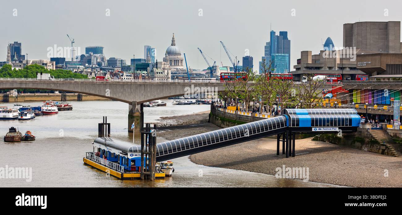 Londres, Royaume-Uni - 7 mai 2011 : Festival Pier et Waterloo Bridge sur la rive sud de la Tamise. Options de transport fluvial ou routier pour les personnes. Banque D'Images Londres, Royaume-Uni - 7 mai 2011 : Festival Pier et Waterloo Bridge sur la rive sud de la Tamise. Options de transport fluvial ou routier pour les personnes. Banque D'Images