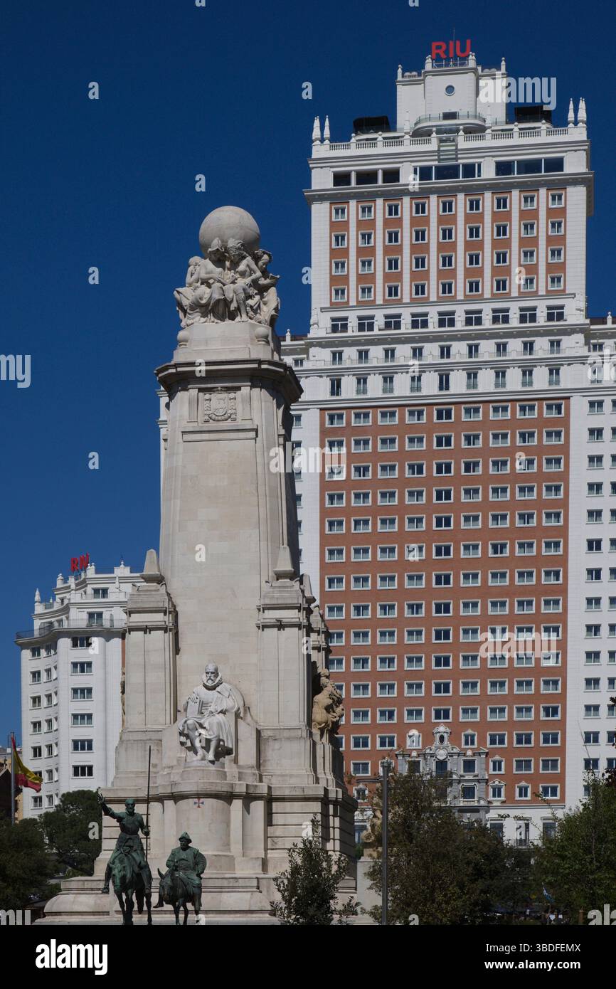 Espagne, Madrid, Plaza Espana, Cervantes Monument, Hotel Riu, Banque D'Images