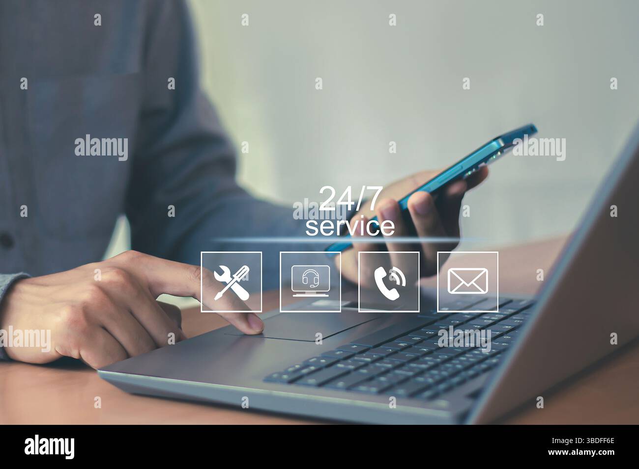 Service 24-7, concept de magasin en ligne service après-vente dans 24-7 service en ligne avec accès 24 heures sur 24 au service à la clientèle mondial à temps plein. Banque D'Images