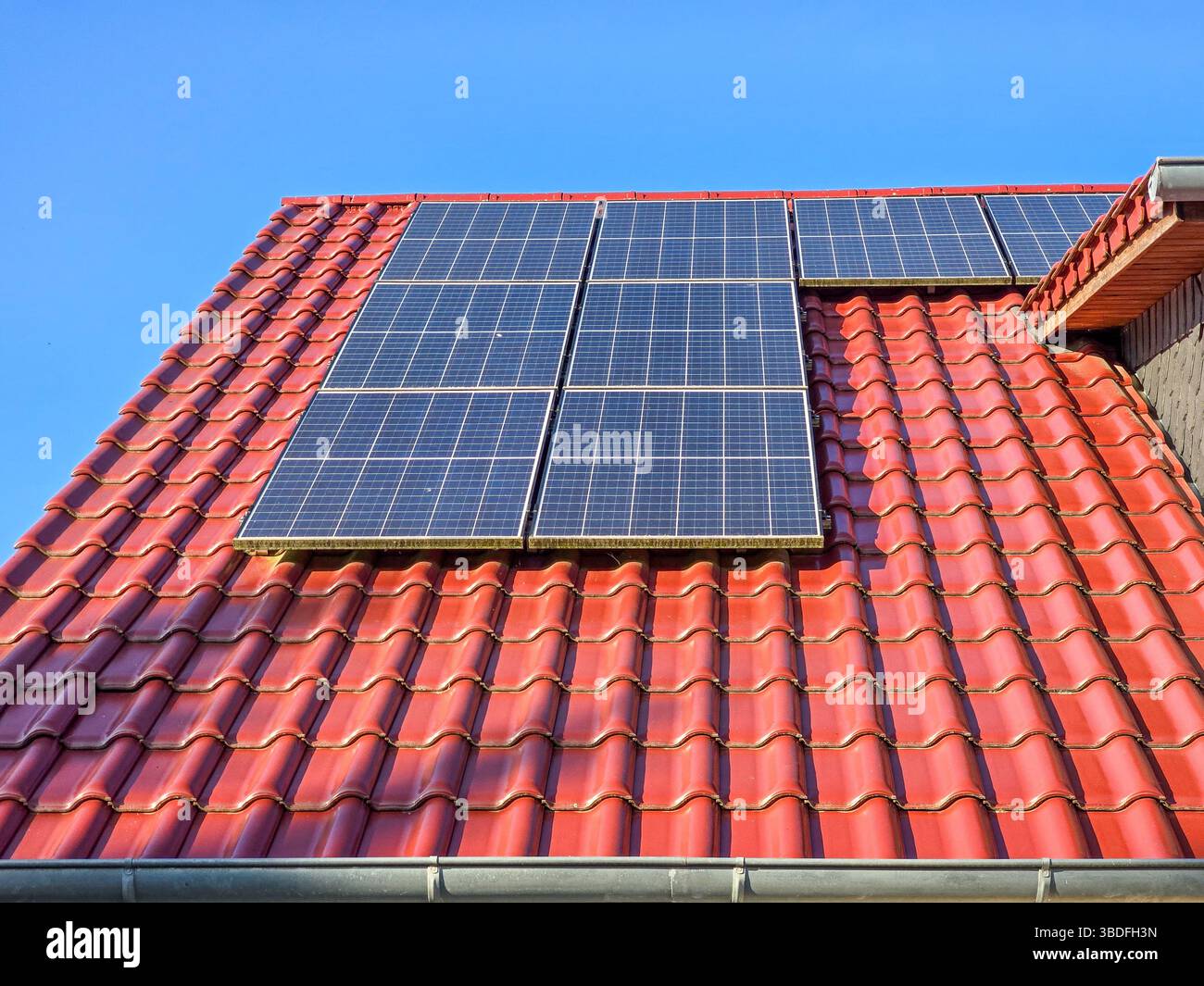 panneaux solaires d'une centrale photovoltaïque sur un toit en tuiles rouges Banque D'Images