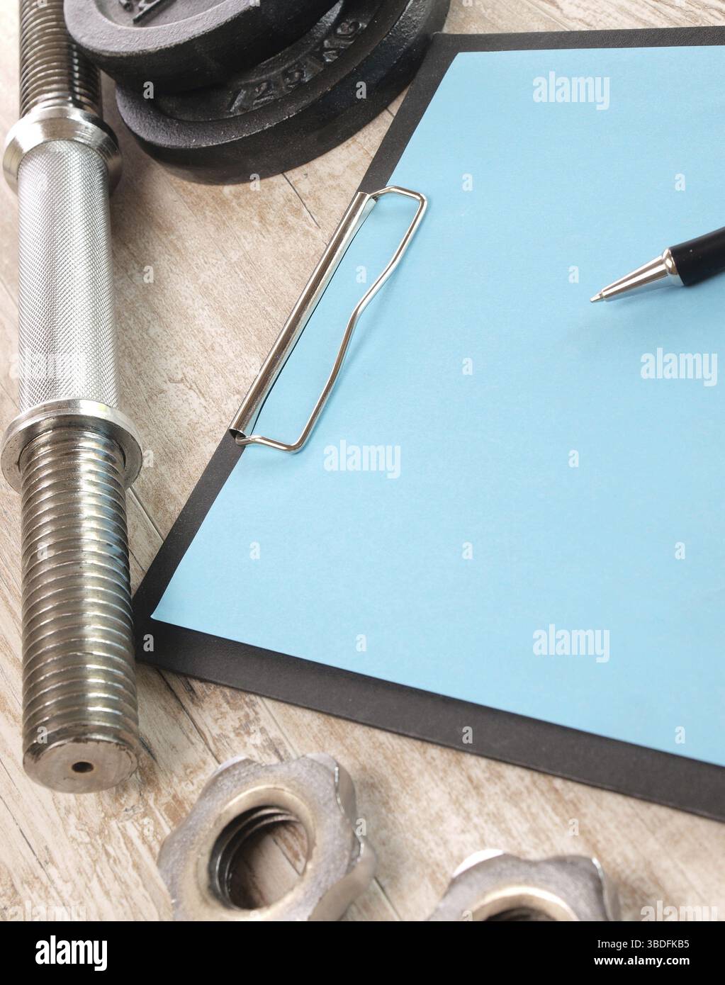 Ordinateur portable avec une lettre rouge et équipement de sport Banque D'Images