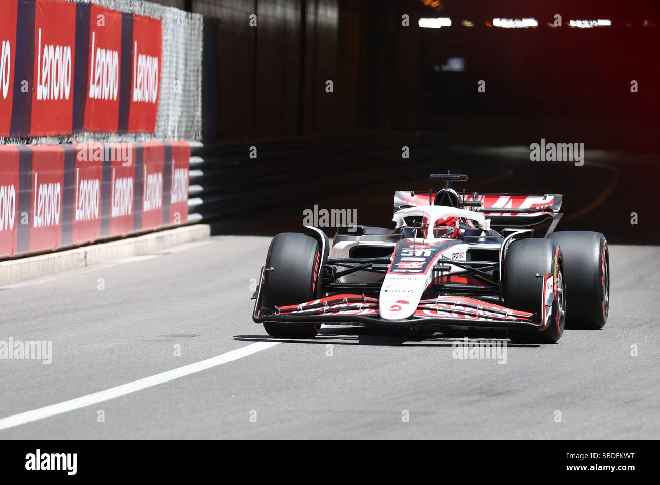 Monaco, Monaco. 24 mai 2025. Esteban Ocon de Haas F1 en piste lors des essais finaux du Grand Prix de F1 de Monaco sur le circuit de Monaco le 24 mai 2025 à Monte-Carlo, Monaco. Crédit : Marco Canoniero/Alamy Live News Banque D'Images