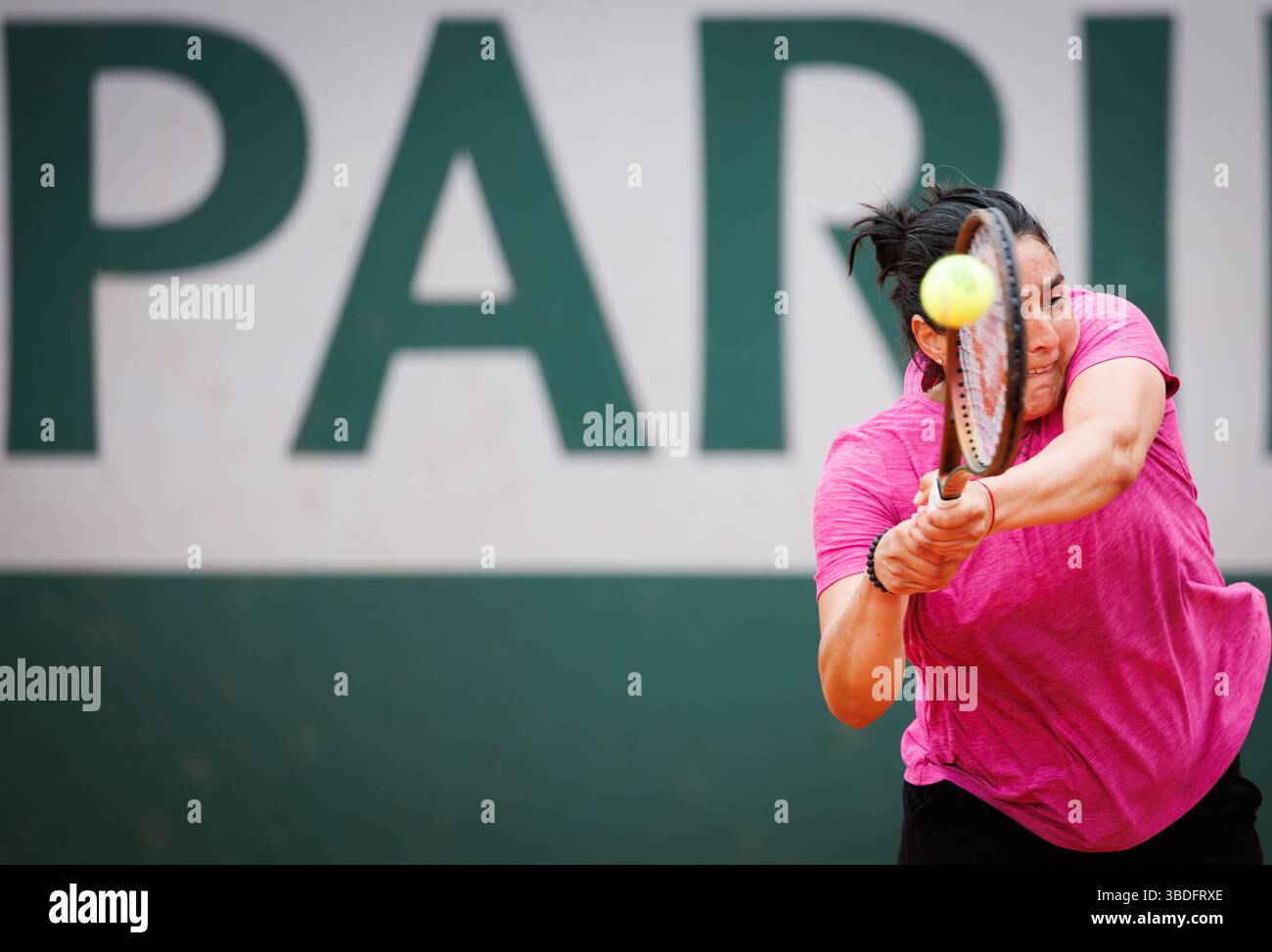 Paris, France. 24 mai 2025. On Jabeur tunisien en photo lors de la séance d’entraînement de l’après-midi au tournoi de tennis de Roland Garros French Open, à Paris, en France, samedi 24 mai 2025. Le tournoi de cette année se déroule du 19 mai au 08 juin. BELGA PHOTO BENOIT DOPPAGNE crédit : Belga News Agency/Alamy Live News Banque D'Images