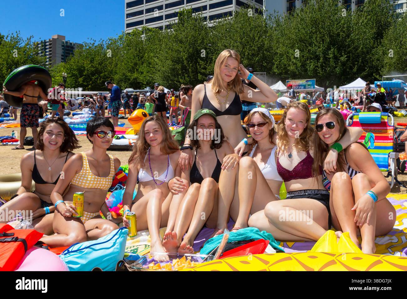 The Big Float, Portland, Oregon - 14 juillet 2018 : un groupe d'amis se réunit sur le front de mer, prêts à flotter sur la rivière Willamette sur un summe chaud Banque D'Images