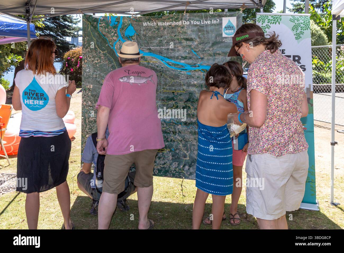 The Big Float, Portland, Oregon - 14 juillet 2018 : les gens se rassemblent autour d'une carte du bassin versant pour en apprendre davantage sur les voies navigables locales et l'importance des inconvénients des rivières Banque D'Images