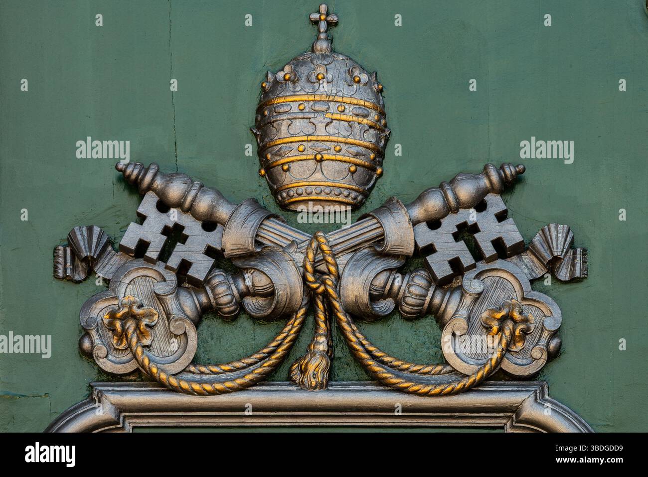 Sculpture ornée de Tiara papale et de clés croisées. Banque D'Images