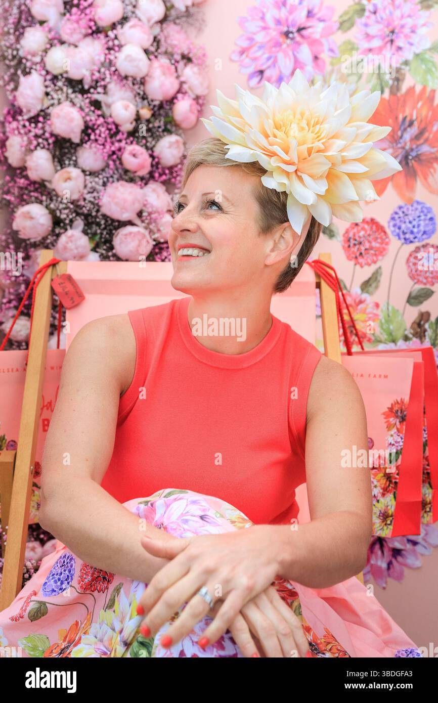 Londres, Royaume-Uni, 22 mai 2023. Andrea McDowell, fondatrice de Dahlia Beach, portant un chapeau fleuri vibrant. Journée de presse au RHS Chelsea Flower Show, sh Banque D'Images