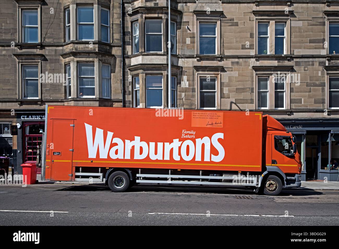 Camion de pain Warburtons faisant une livraison à un magasin sur Dundas Street dans la nouvelle ville d'Édimbourg. Banque D'Images