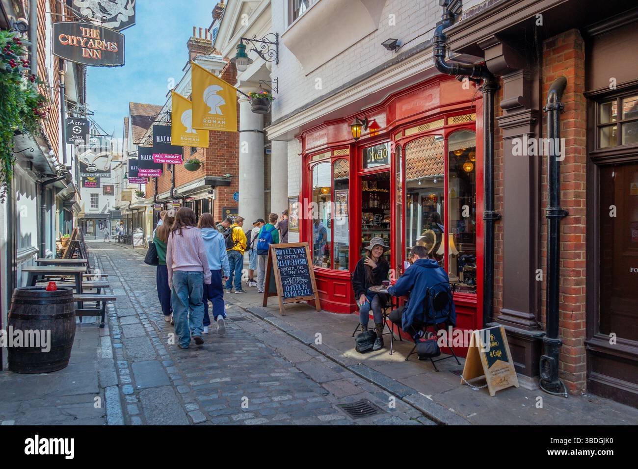 Butchery Lane, pubs, restaurants, trottoir romain, musée, voyage scolaire, Canterbury, Kent, Angleterre Banque D'Images