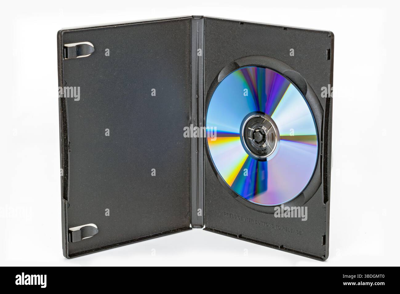 Un boîtier dvd noir ouvert révèle l'intérieur brillant du disque optique, reflétant les couleurs éclatantes. le boîtier est en plastique et conçu pour maintenir solidement le disque dans pla Banque D'Images