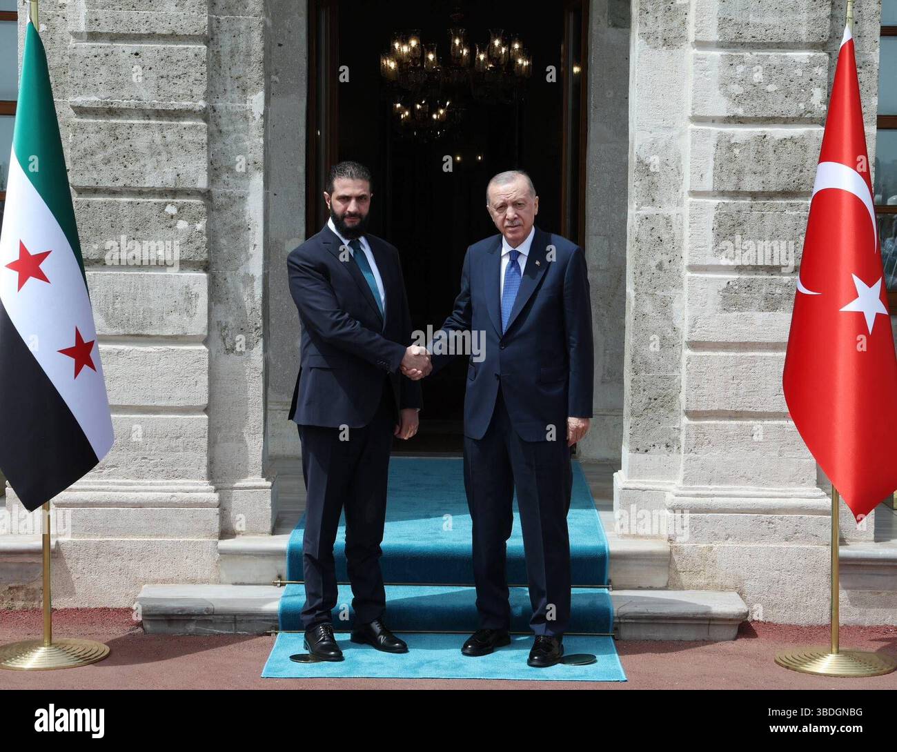 Le président turc, Recep Tayyip Erdoan, rencontre le président syrien, Ahmad Al-Sharaa le président turc, Recep Tayyip Erdoan, rencontre le président syrien, Ahmad Al-Sharaa, au bureau présidentiel de Dolmabahce à Istanbul, Turquie, le 24 mai 2025. Photo de la présidence turque apaimages Istanbul Istanbul Turquie 240525_Turkey_TPO_1_001 Copyright : xapaimagesxTurkishxpresidencyxxapaimagesx Banque D'Images