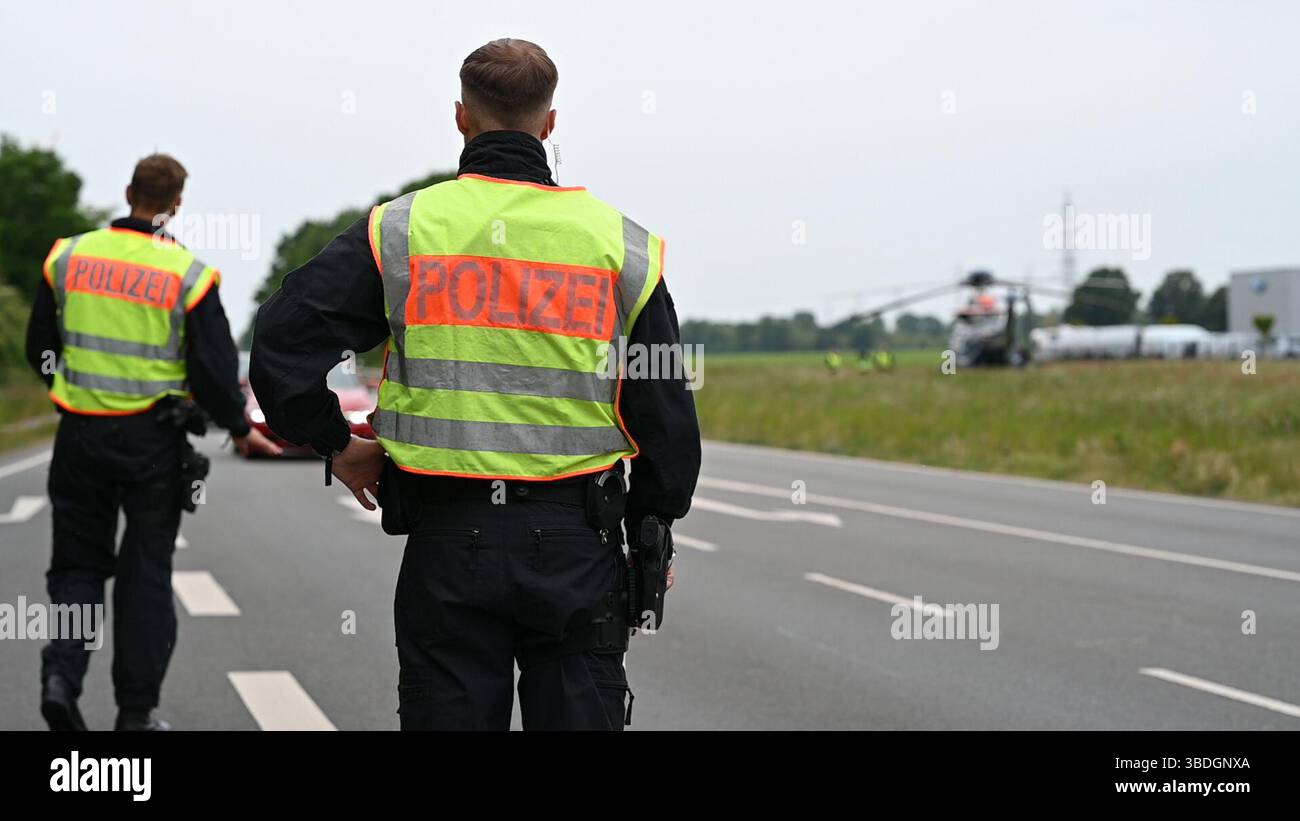 Nordhorn, Allemagne. 24 mai 2025. Les policiers fédéraux travaillent à un poste de contrôle temporaire sur la route fédérale 213 (B213). L'opération prioritaire a lieu dans le cadre du rétablissement temporaire des contrôles aux frontières intérieures le long de la frontière entre la basse-Saxe et les pays-Bas. Crédit : Lars Penning/dpa/Alamy Live News Banque D'Images