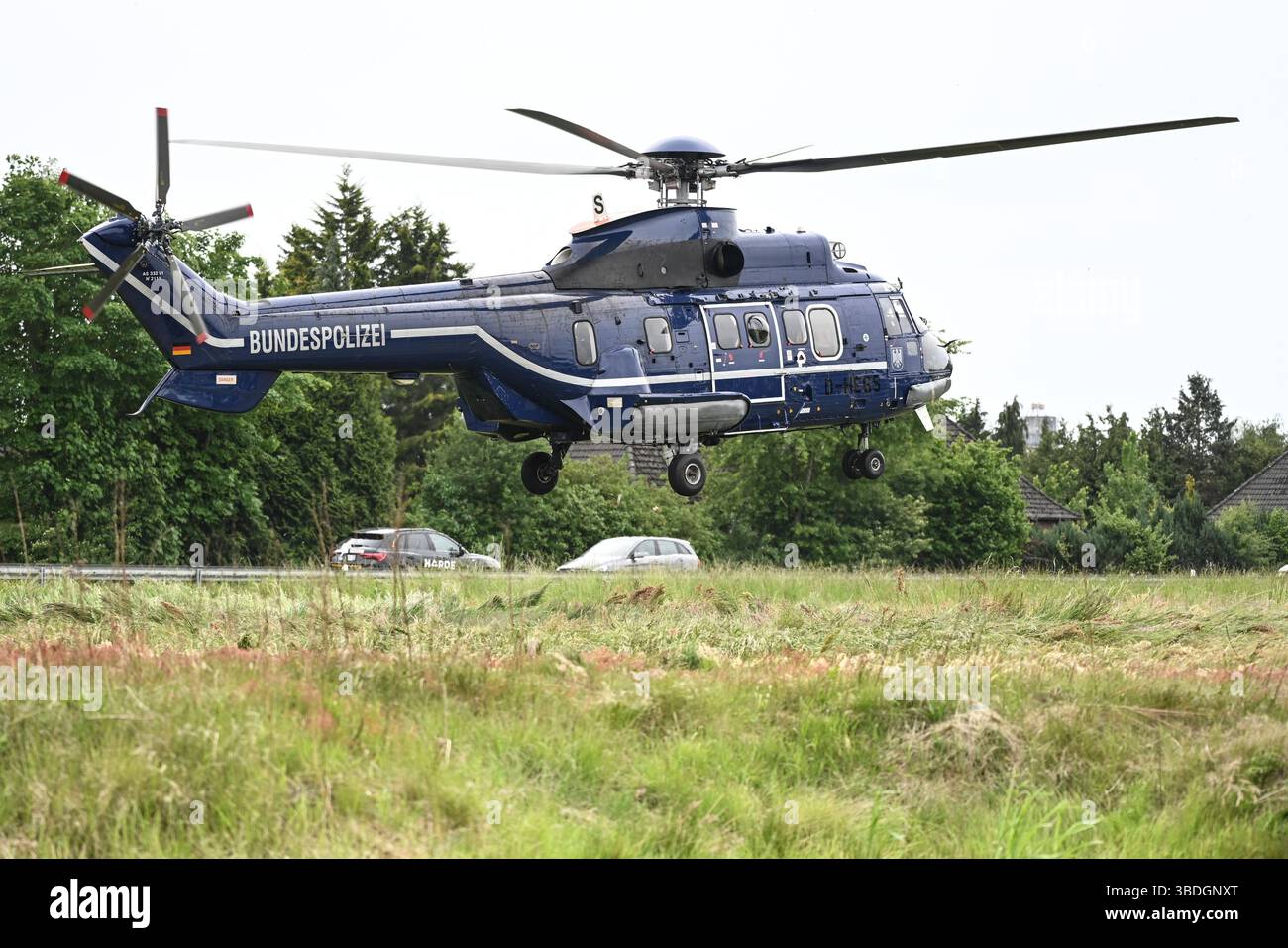 Nordhorn, Allemagne. 24 mai 2025. Un hélicoptère de la police atterrit sur la route fédérale 213 (B213) pour déposer les policiers. L'opération prioritaire a lieu dans le cadre du rétablissement temporaire des contrôles aux frontières intérieures le long de la frontière entre la basse-Saxe et les pays-Bas. Crédit : Lars Penning/dpa/Alamy Live News Banque D'Images