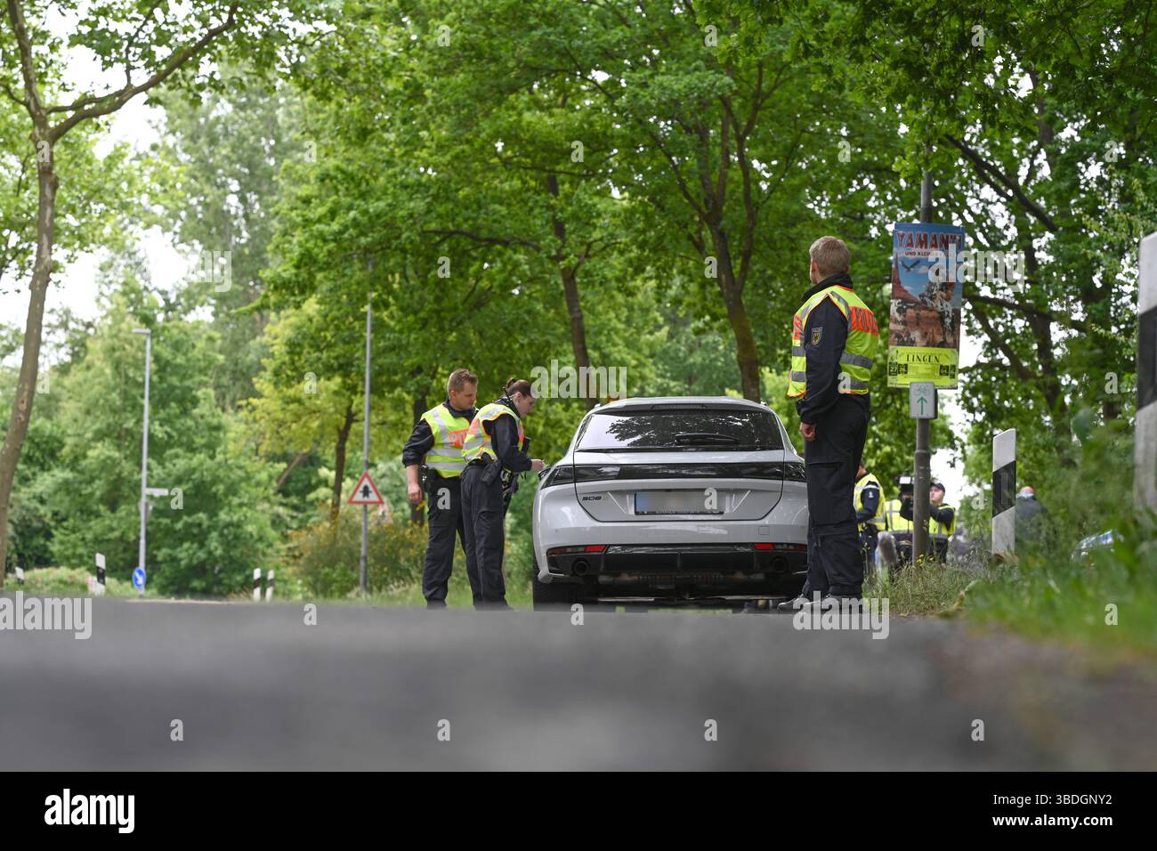 Nordhorn, Allemagne. 24 mai 2025. Les policiers fédéraux travaillent à un poste de contrôle temporaire sur la route fédérale 213 (B213). L'opération prioritaire a lieu dans le cadre du rétablissement temporaire des contrôles aux frontières intérieures le long de la frontière entre la basse-Saxe et les pays-Bas. Crédit : Lars Penning/dpa/Alamy Live News Banque D'Images