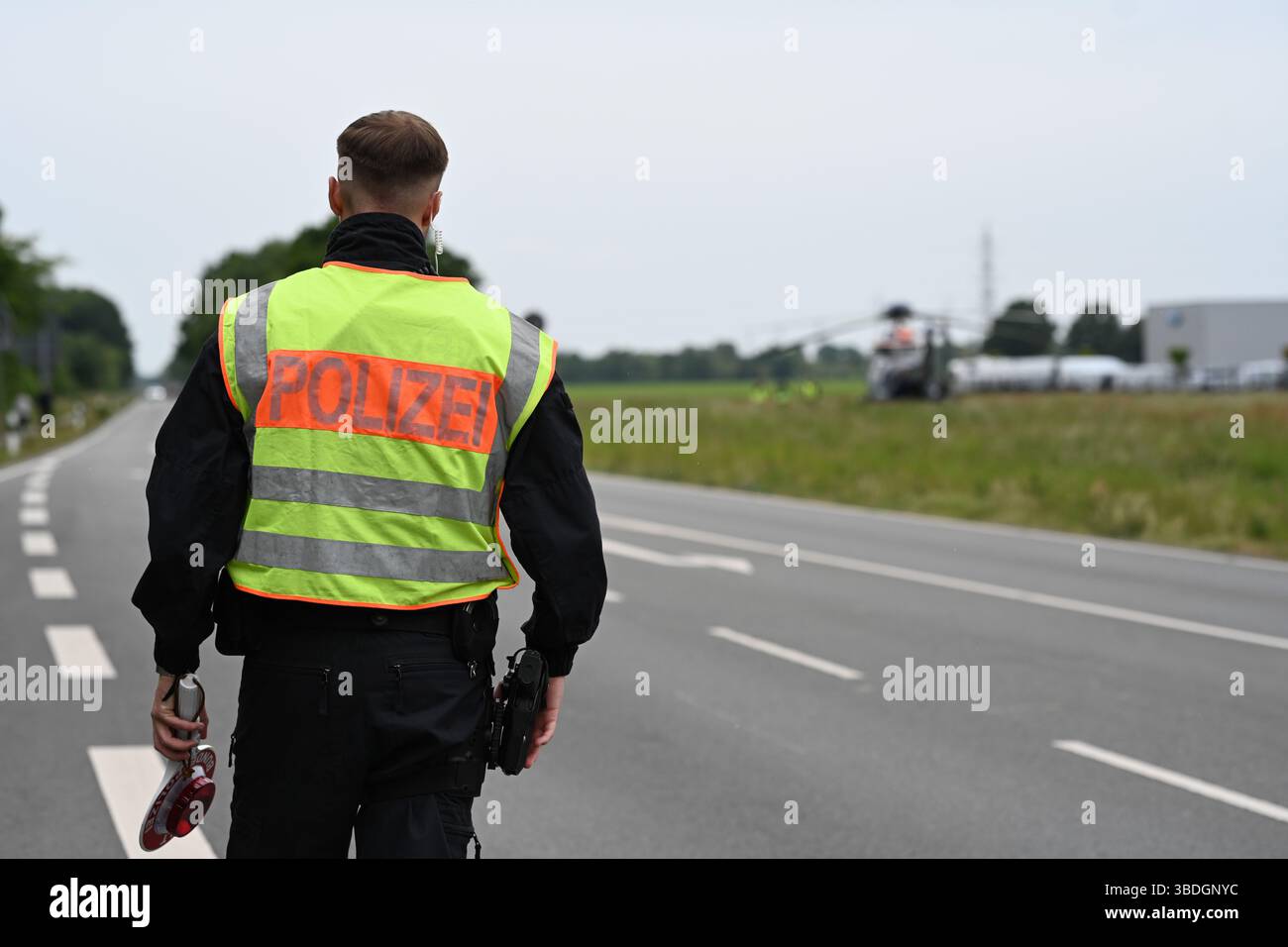 Nordhorn, Allemagne. 24 mai 2025. Les policiers fédéraux travaillent à un poste de contrôle temporaire sur la route fédérale 213 (B213). L'opération prioritaire a lieu dans le cadre du rétablissement temporaire des contrôles aux frontières intérieures le long de la frontière entre la basse-Saxe et les pays-Bas. Crédit : Lars Penning/dpa/Alamy Live News Banque D'Images