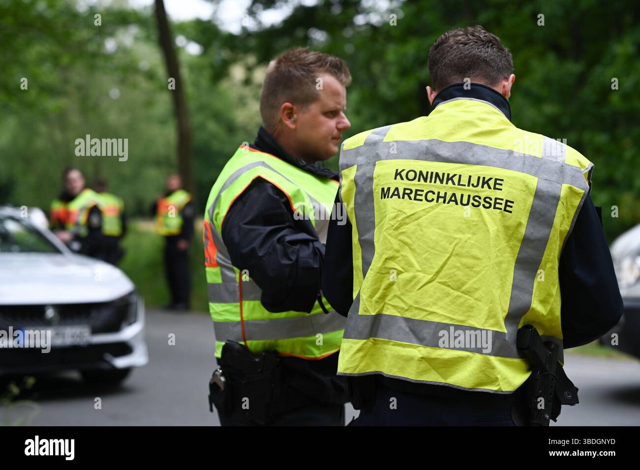 Nordhorn, Allemagne. 24 mai 2025. Des policiers fédéraux et leurs collègues néerlandais se tiennent à un poste de contrôle temporaire sur la route fédérale 213 (B213). L'opération prioritaire a lieu dans le cadre de la réintroduction temporaire des contrôles aux frontières intérieures le long de la frontière entre la basse-Saxe et les pays-Bas. Crédit : Lars Penning/dpa/Alamy Live News Banque D'Images