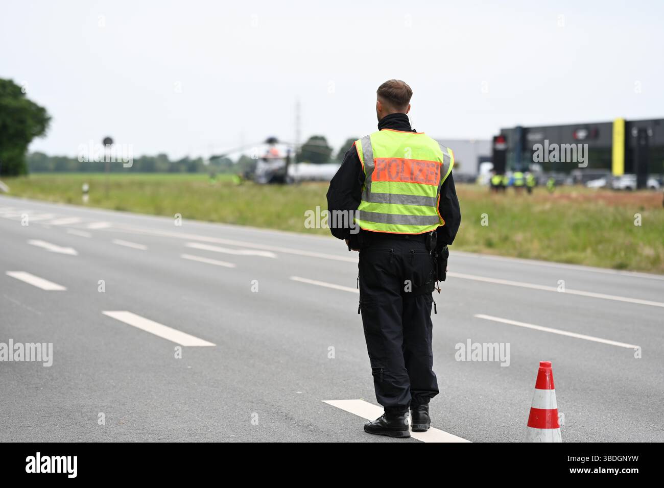 Nordhorn, Allemagne. 24 mai 2025. Les policiers fédéraux travaillent à un poste de contrôle temporaire sur la route fédérale 213 (B213). L'opération prioritaire a lieu dans le cadre du rétablissement temporaire des contrôles aux frontières intérieures le long de la frontière entre la basse-Saxe et les pays-Bas. Crédit : Lars Penning/dpa/Alamy Live News Banque D'Images