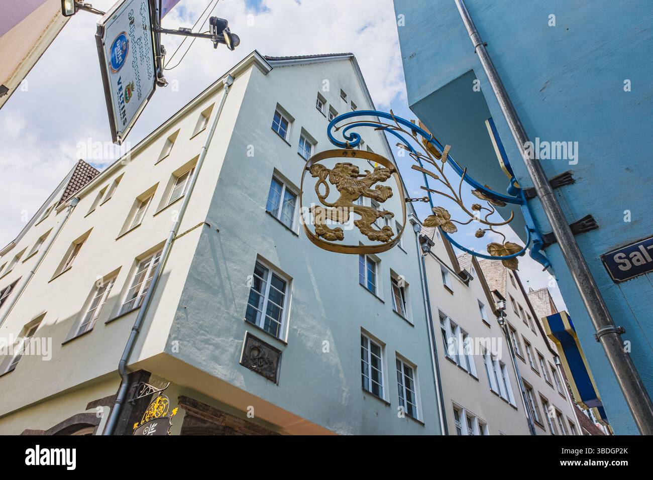 Quartier de la vieille ville de Cologne avec des maisons allemandes classiques et des enseignes de restaurant Banque D'Images