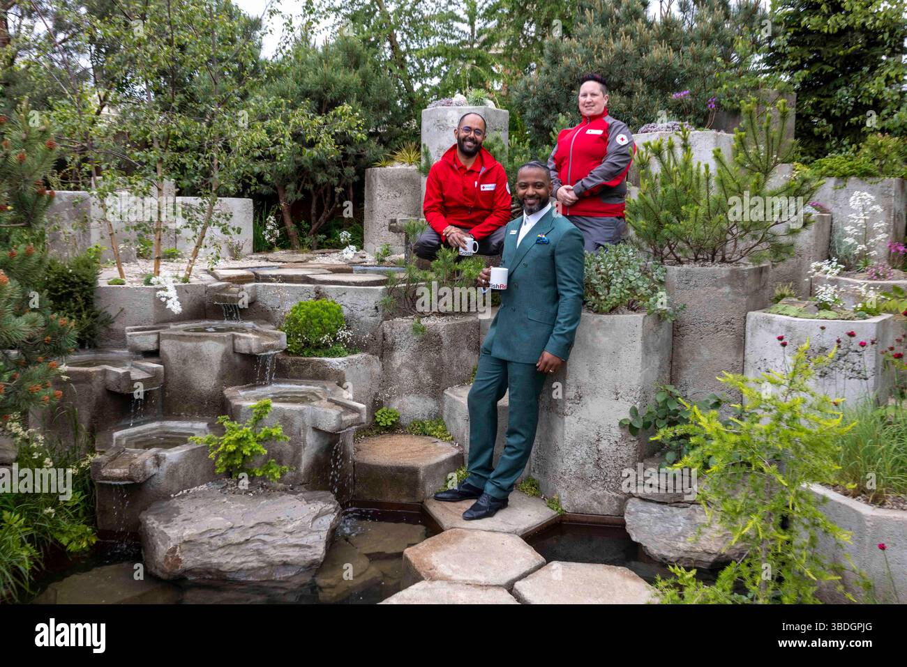 L'ambassadeur de la Croix-Rouge britannique JB Gill de JLS a pris une photo avec les intervenants d'urgence de la Croix-Rouge Britsh à la Croix-Rouge ici pour Humanity Garden. Banque D'Images
