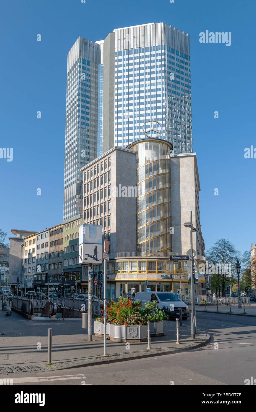 Kaiserplatz et Junior-Haus avec gratte-ciel en arrière-plan, Francfort, Allemagne Banque D'Images