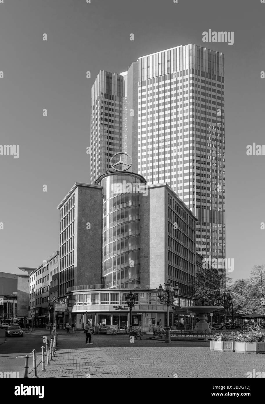 Kaiserplatz et Junior-Haus avec gratte-ciel en arrière-plan, Francfort, Allemagne Banque D'Images