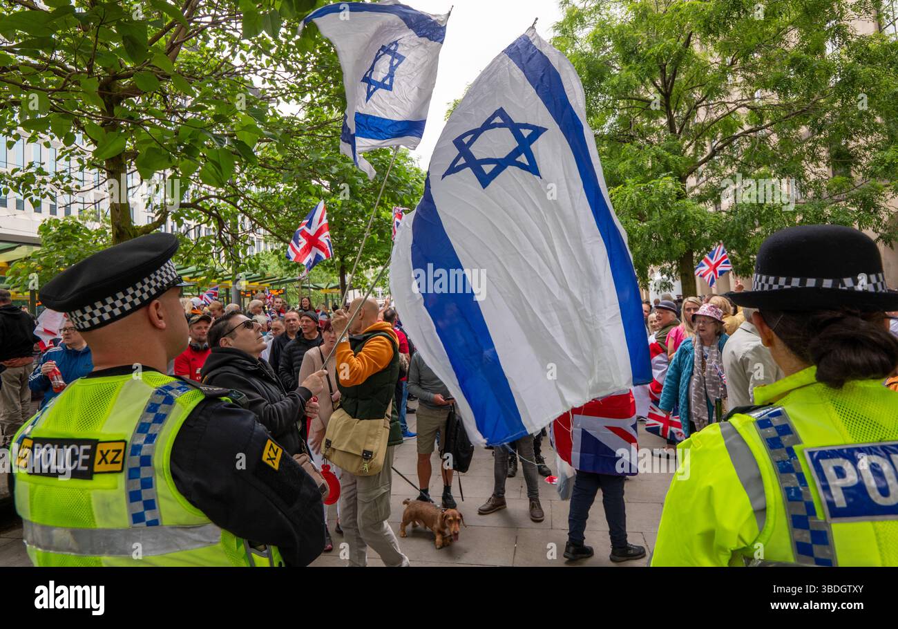 Les manifestants de la Grande grève nationale britannique avec des drapeaux de l'Union Jack et de l'Angleterre ont été rejoints avec des drapeaux israéliens lors de leur rassemblement dans le centre de manchester. Des manifestants antifascistes se sont également rassemblés sur la place Saint-Pierre, dans le centre de Manchester, en guise de contre-protestation contre la « Grande grève nationale britannique ». L'organisateur de la manifestation "grève" Richard Donaldson a déclaré qu'il n'était "pas prêt à attendre quatre ans" pour que Starmer soit potentiellement chassé du pouvoir au lieu d'appeler à des élections générales maintenant. Manchester Picture : garyrobertsphotographie Banque D'Images