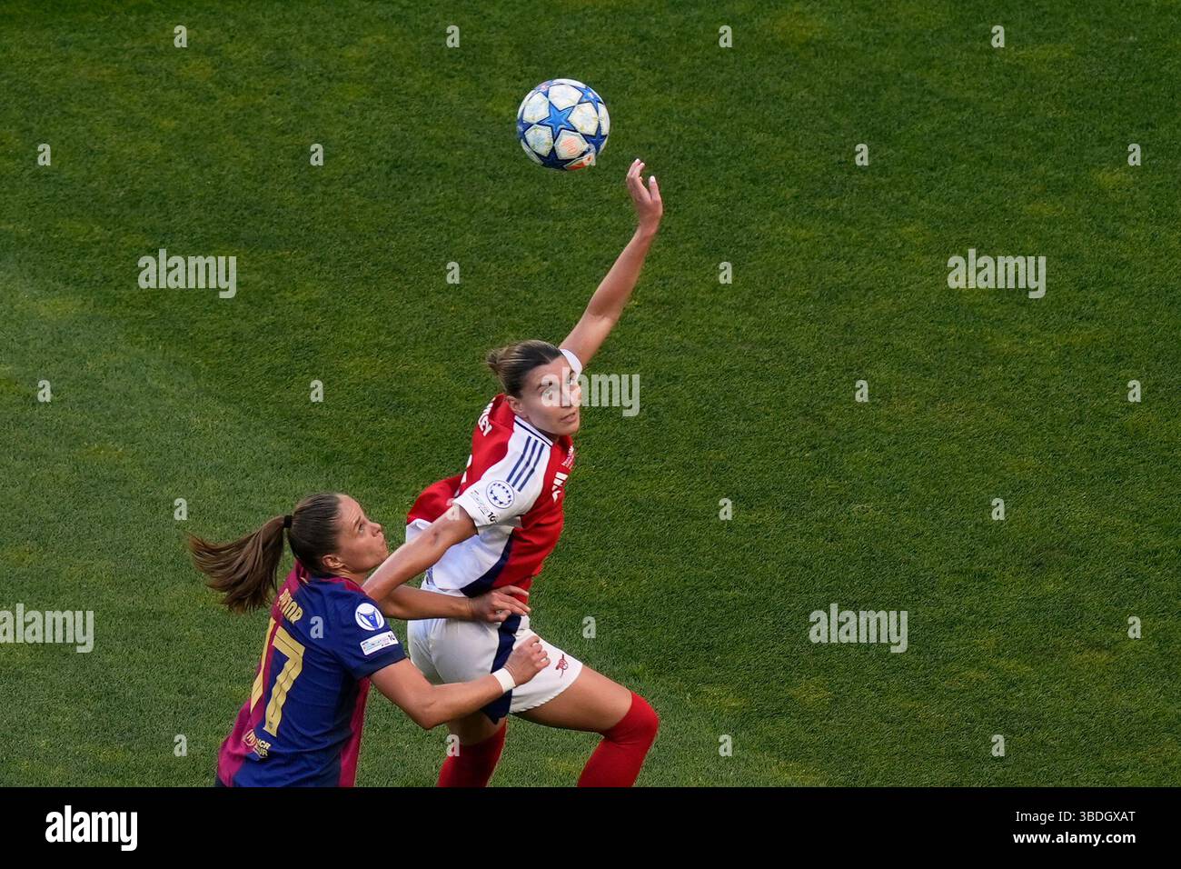 Barcelona's Ewa Pajor, left, challenges for the ball with Arsenal's Steph Catley during the women's Champions League final soccer match between Arsenal and FC Barcelona at the Jose Alvalade Stadium in Lisbon, Saturday, May 24, 2025. (AP Photo/Ana Brigida) Banque D'Images