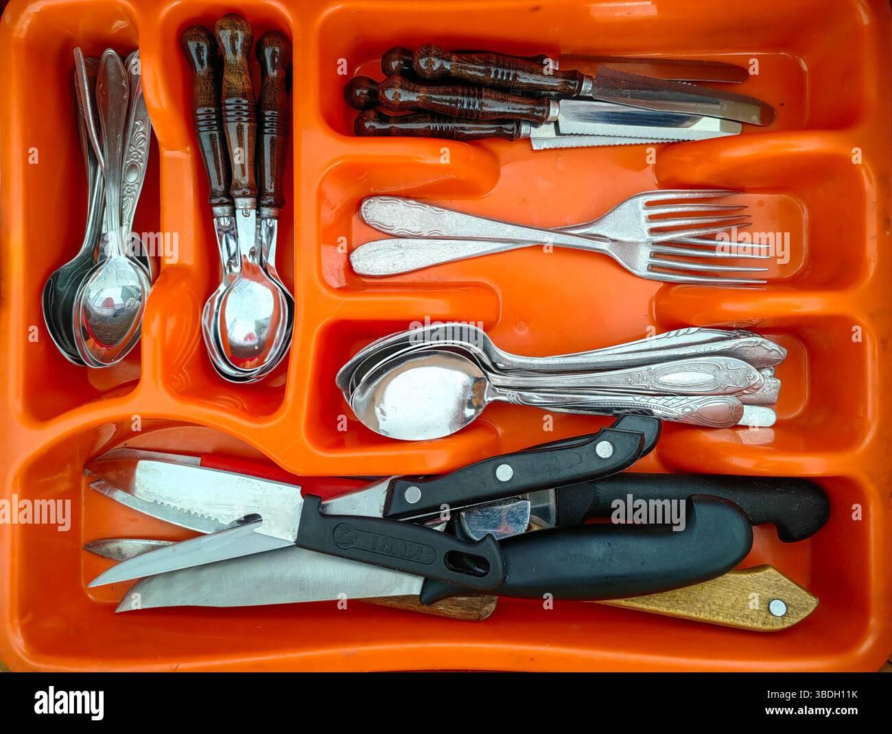 Ouvrez le tiroir rempli de couverts – vue de dessus Banque D'Images