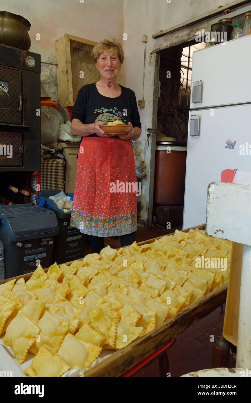 Une italienne sourit fièrement avec ses raviolis préparés pour le festival de la ricotta (Sagra di ricotta) à Montefiascone, Latium, Italie. 24 mai 2025 Banque D'Images