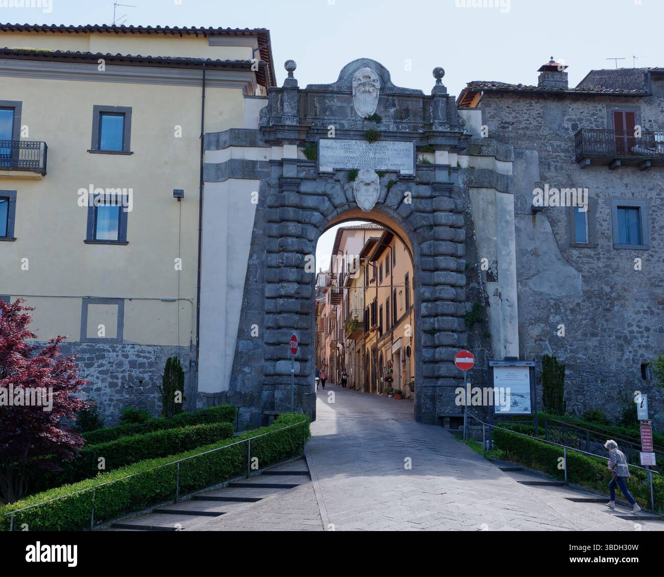 Porta del Borgo porte d'entrée dans le centre historique de Montefiascone, Latium, Italie. 24 mai 2025 Banque D'Images