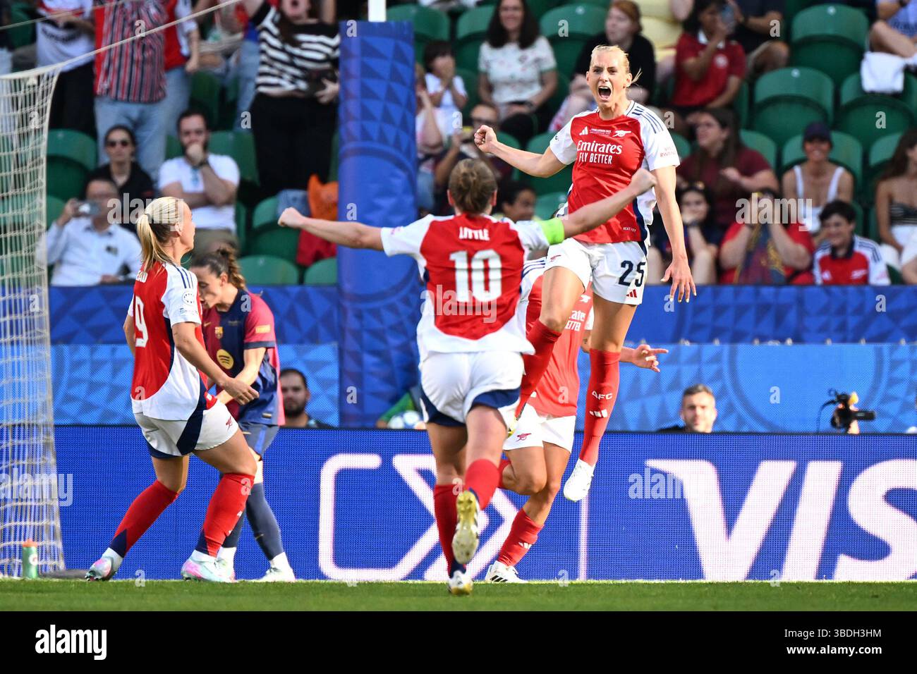 Stina Blackstenius d'Arsenal (à droite) célèbre avoir marqué le premier but de son équipe avec ses coéquipières lors de la finale de l'UEFA Women's Champions League à l'Estadio Jose Alvalade, à Lisbonne, au Portugal. Date de la photo : samedi 24 mai 2025. Banque D'Images
