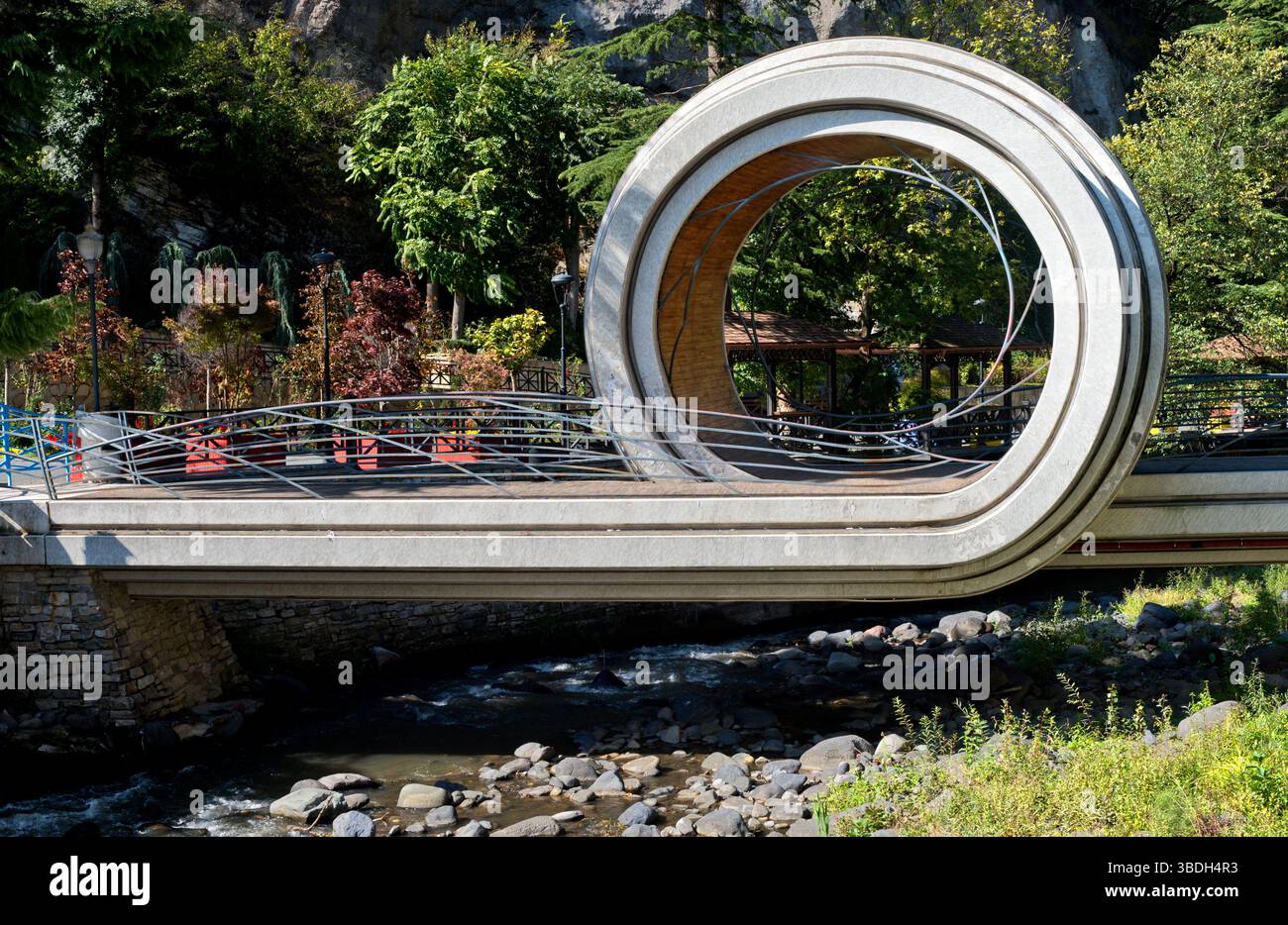 Mobius Loop Bridge, pont piétonnier moderne sur la rivière Borjomula, station balnéologique et climatique Borjomi, région de Samtskhe-javakheti, Géorgie Banque D'Images