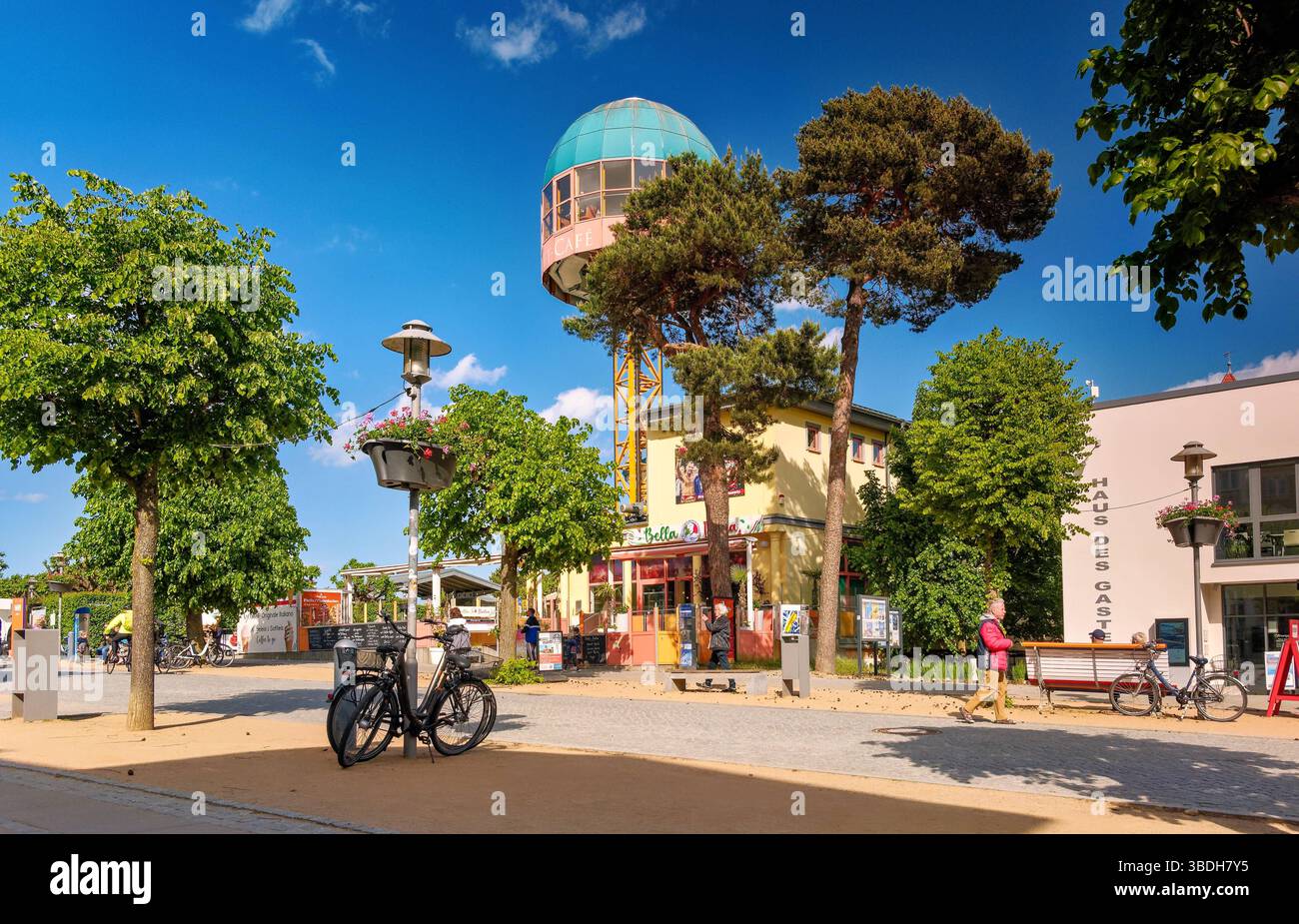 24.05.2025 in Zinnowitz, einem Ostseebad auf der Insel Usedom im Landkreis Vorpommern-Greifswald in Mecklenburg-Vorpommern, erhebt sich kurz vor dem Strand das So genannte und in Deutschland einzigartige lift-CafÃ Zinnowitz Mecklenburg-Vorpommern Deutschland *** 24 05 2025 in Zinnowitz, une station balnéaire balnéaire balnéaire balnéaire balnéaire sur l'île d'Usezigartin, qui est le quartier allemand de Mecklembourg-Vecklembourg-Vecklembourg-Mecklembourg-Mecklembourg-Mecklembourg-Vecklembourg-Vecklembourg, dans l'unique, dans l'Allemagne. Banque D'Images