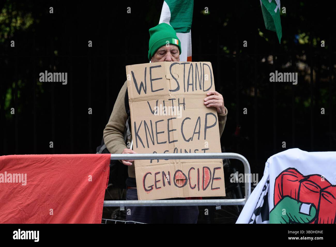 Londres, Royaume-Uni. 24 mai 2025. Un activiste tient une pancarte lisant "nous nous tenons debout avec genou contre le génocide" - faisant référence au trio hip hop irlandais qui soutient la justice pour la Palestine - en tant qu'activistes de "Fight Racism ! « Fight Imperialism » organise une manifestation d'urgence près de l'ambassade d'Israël pour demander « mettre fin au génocide » à Gaza et réclamer des sanctions complètes contre une nation dont le chef, Benjamin Netanyahu, est recherché par la Cour pénale internationale pour des accusations de crimes de guerre et de crimes contre l'humanité. Crédit : Ron Fassbender/Alamy Live News Banque D'Images