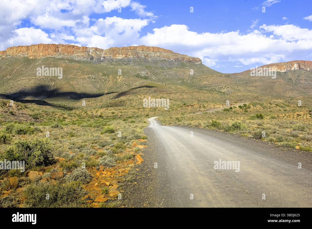 Aventure dans le désert africain. Route de montagne de terre dans le ciel bleu, parc national de Karoo en été, province du Cap occidental en Afrique du Sud. Saison sèche Banque D'Images