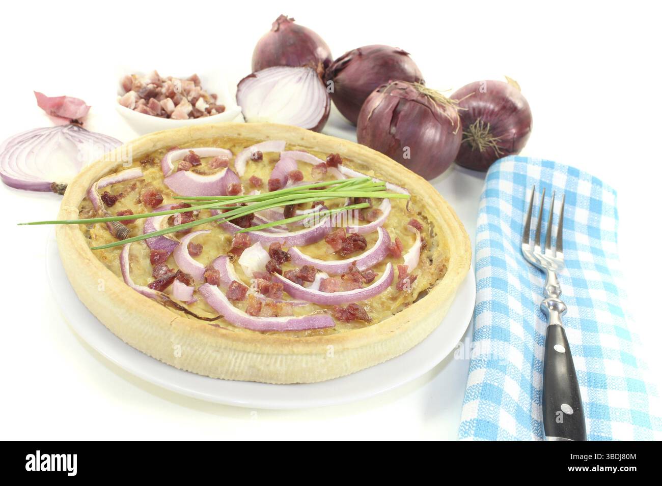 Tarte à l'oignon avec bacon sur un fond clair Banque D'Images Tarte à l'oignon avec bacon sur un fond clair Banque D'Images