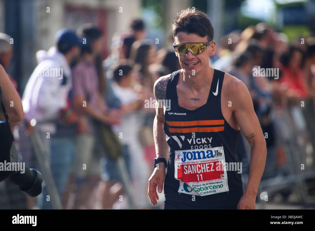 Laredo, Espagne, 24 mai 2025 : Pablo Sánchez (11 ans), athlète Vicky Foods, quelques instants avant la course lors du 10K de Laredo 2025, le 24 mai 2025, à Laredo, en Espagne. Crédit : Alberto Brevers / Alamy Live News. Banque D'Images