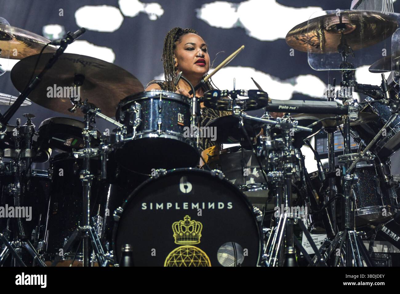 Le groupe pop-rock écossais simple Minds (Cherisse Osei, batterie), se produisant en concert à Movistar Arena Argentina Banque D'Images
