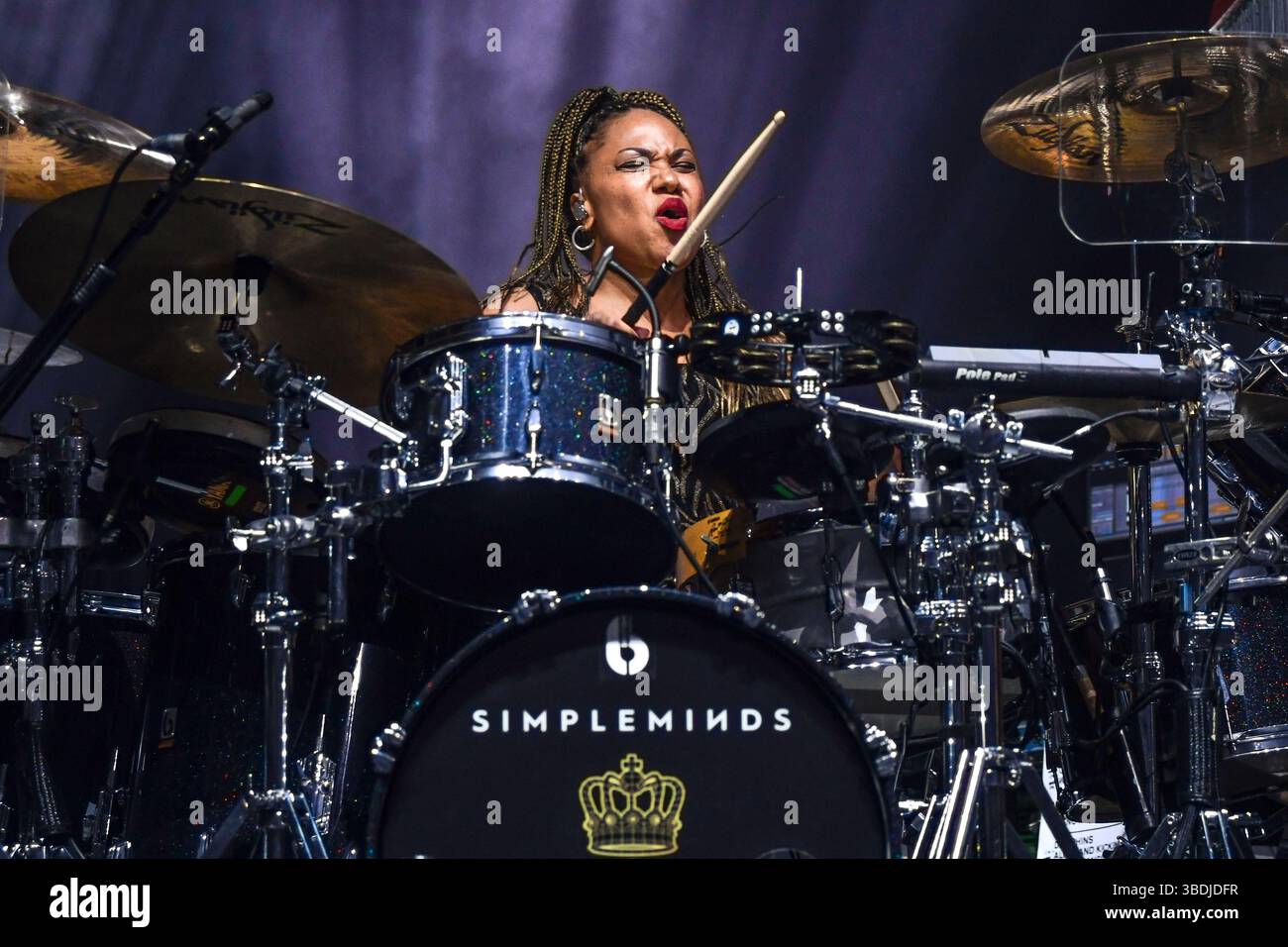 Le groupe pop-rock écossais simple Minds (Cherisse Osei, batterie), se produisant en concert à Movistar Arena Argentina Banque D'Images