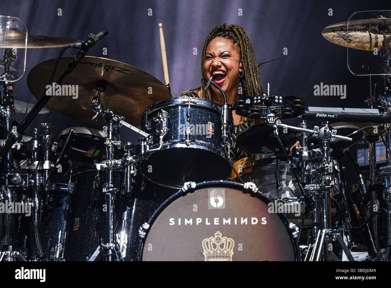 Le groupe pop-rock écossais simple Minds (Cherisse Osei, batterie), se produisant en concert à Movistar Arena Argentina Banque D'Images