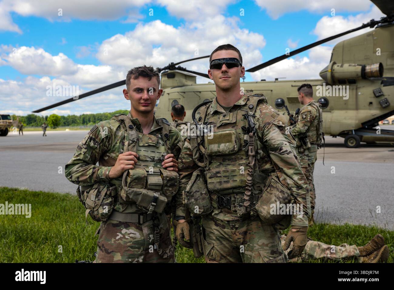 Les soldats affectés à l'équipe de combat de la 1re brigade, 101e division aéroportée (assaut aérien), posent pour une photo avant un assaut aérien à grande échelle à longue portée (L2A2) au joint Readiness Training Center (JRTC) le 6 mai 2025 à ft. Campbell, Kentucky. Ce mouvement aérien L2A2 déplace une brigade de puissance de combat de plus de 500 milles marins en une seule période d'obscurité. (Photo de l'armée américaine par le PFC Janean Carr) Banque D'Images