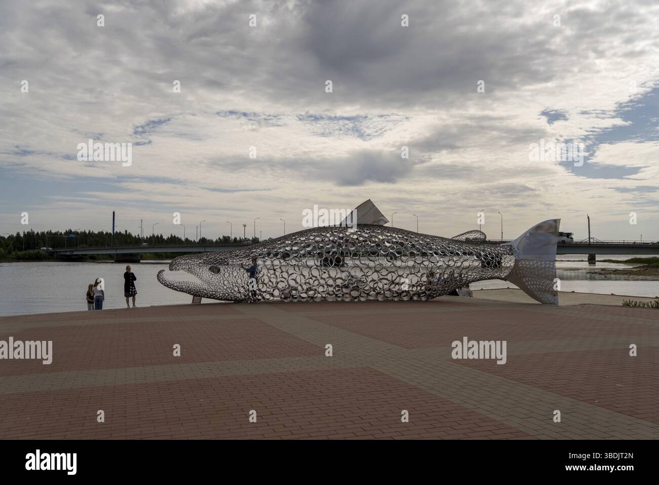 Tornio, Finlande - 24 juillet, 2021:les touristes profitent d'une visite à Tornio et admirent la sculpture de saumon géant dans le centre-ville Banque D'Images