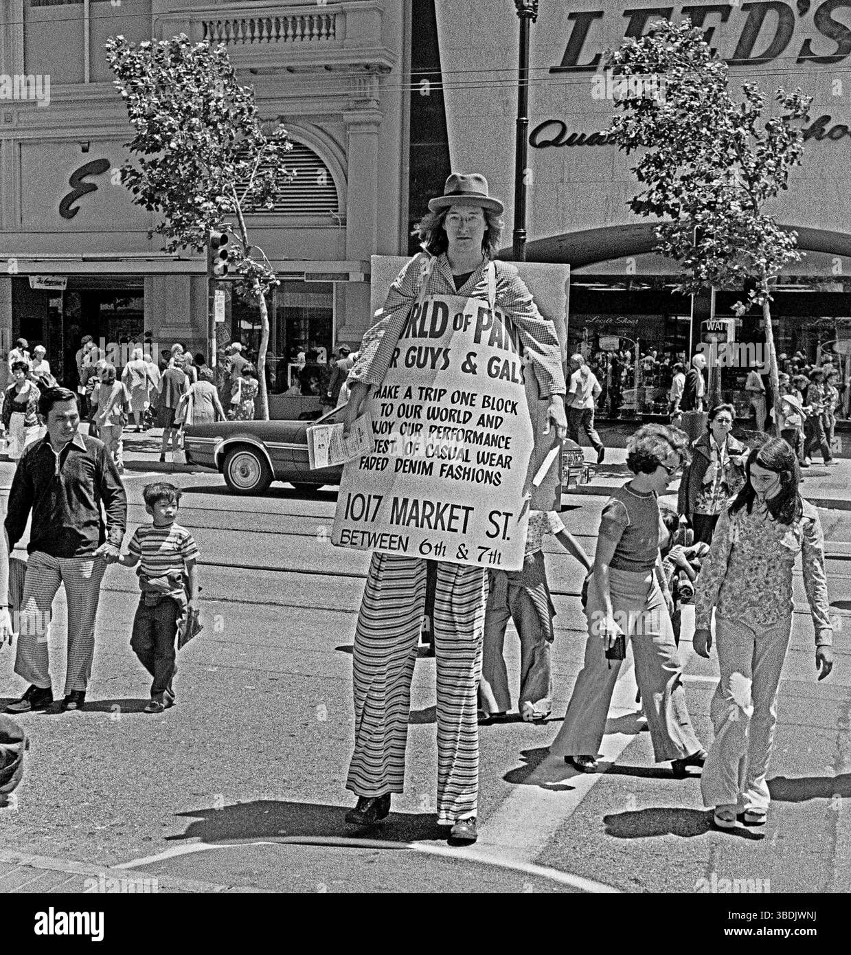 homme sur pilotis portant une promotion . Market et Powell Streets à San Francisco, Californie, 1975 Banque D'Images
