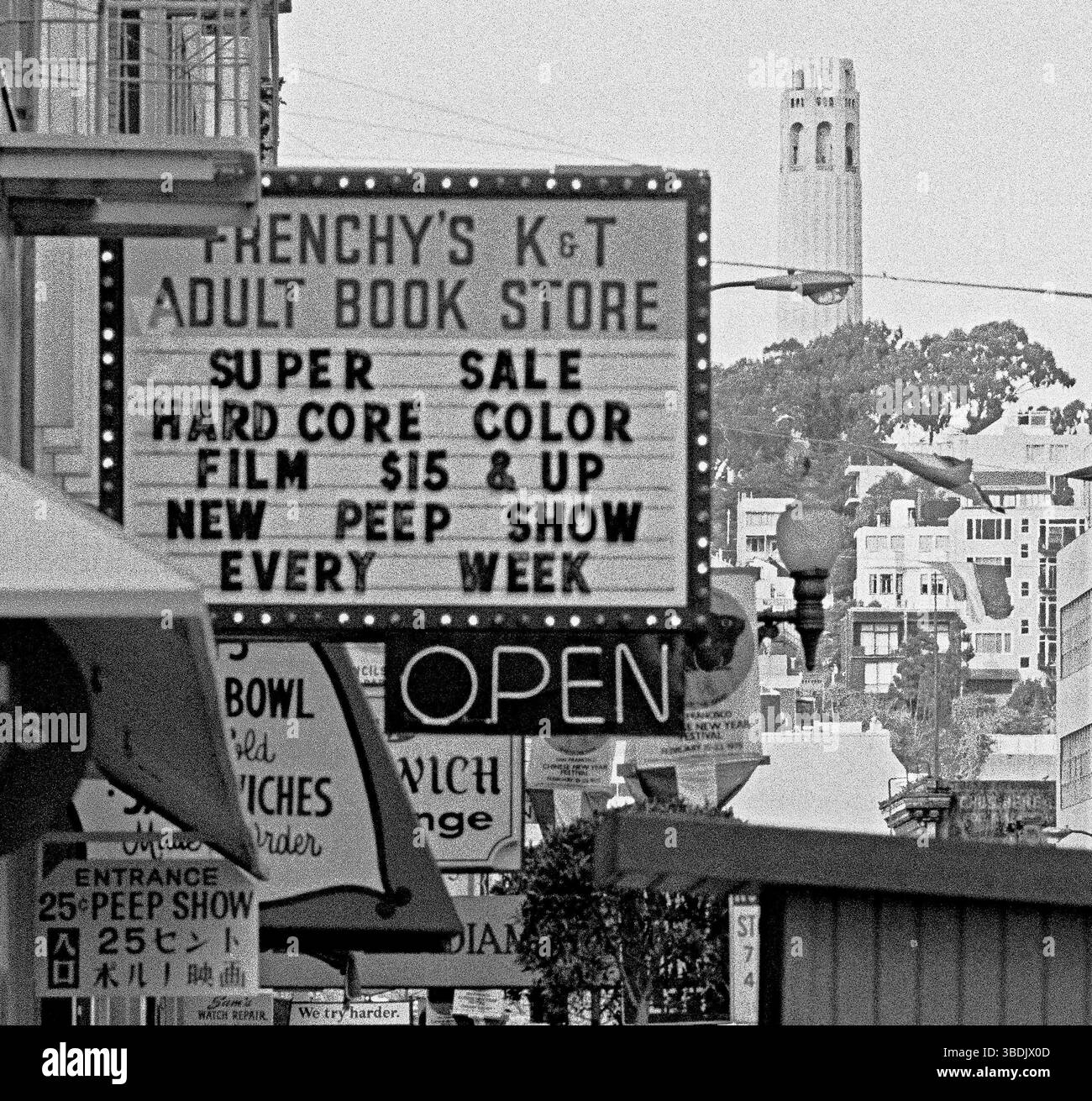 Enseigne de librairie pour adultes K & T de Frenchy dans la région de North Beach à San Francisco, Californie, 1975 Banque D'Images