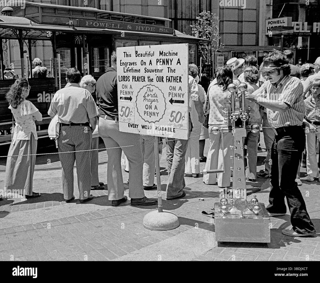 Machine souvenir de graveur de Penny à côté d'une ligne au virage de téléphérique de Powell et Market Streets à San Francisco, Californie, 1975American Banque D'Images