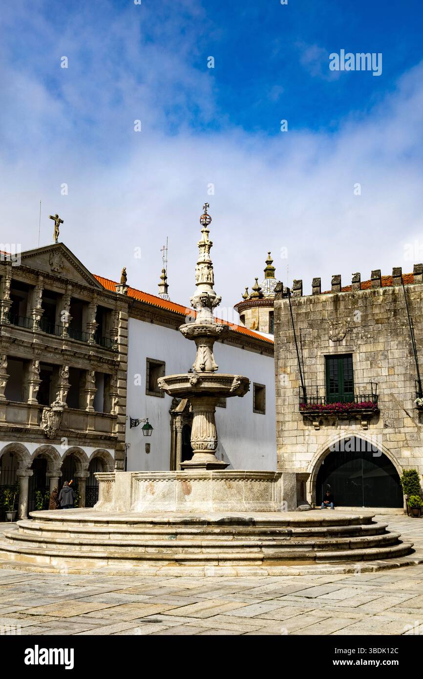 Fontaine historique, construite en 1559 en pierre de granit, à Viana do Castelo, Portugal Banque D'Images
